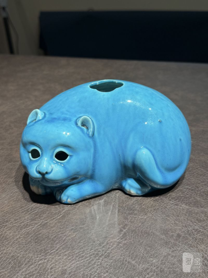 清康熙 孔雀蓝釉猫型瓷塑（配木座） - 图8